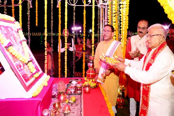 राज्यपाल पटेल लोक भवन गरबा महोत्सव में हुए शामिल
