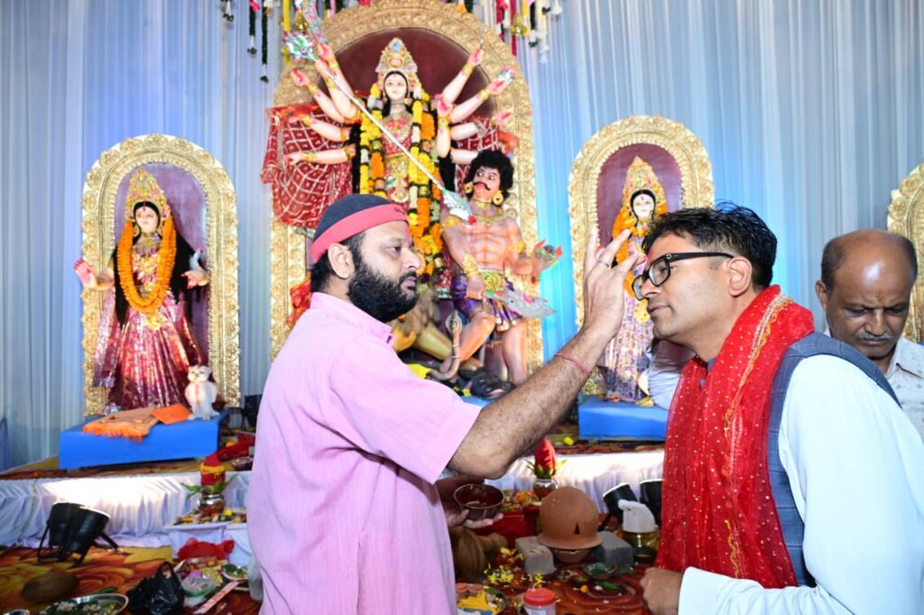 महानवमी पर वित्त मंत्री ओ.पी. चौधरी ने रायगढ़ के विभिन्न दुर्गा पूजा पंडालों में की माँ दुर्गा की पूजा-अर्चना