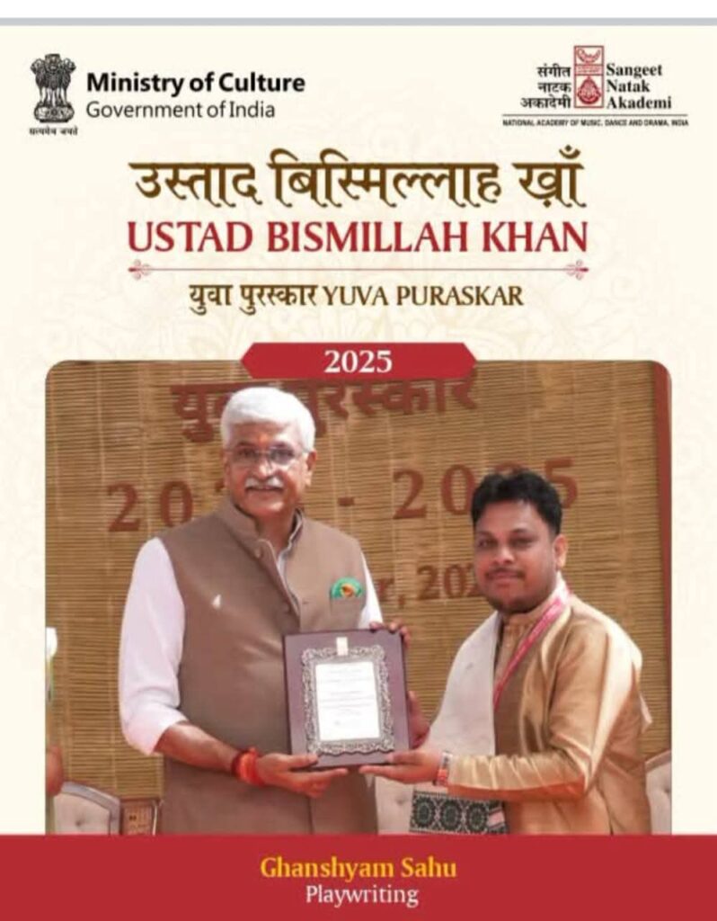 छत्तीसगढ़ की कला प्रतिभाओं ने राष्ट्रीय मंच पर लहराया परचम, केंद्रीय मंत्री गजेन्द्र सिंह शेखावत ने जशपुर के डॉ. आनन्द पाण्डेय और सारंगढ़ के घनश्याम साहू को किया सम्मानित